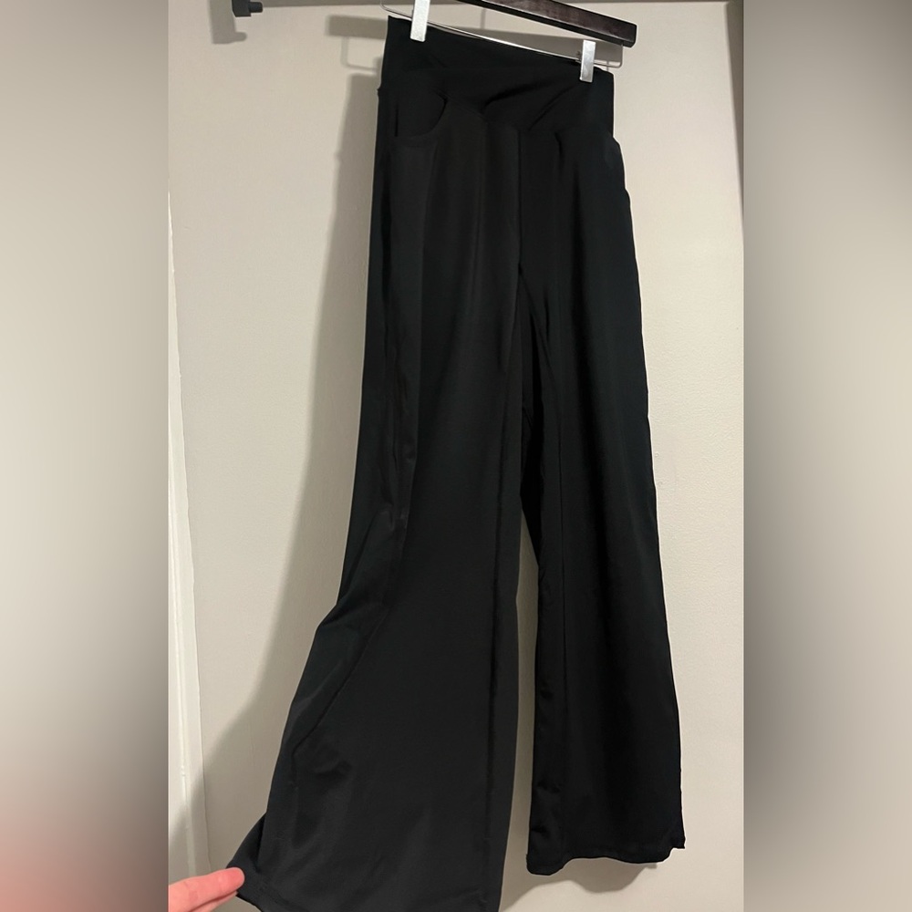 Women’s UEU wide leg yoga workout pants, high crossover waist w/ pockets. Small